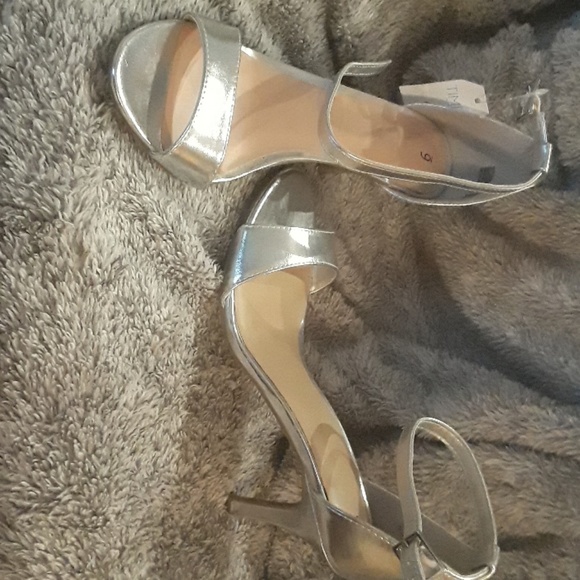 Silver heels - Picture 1 of 1